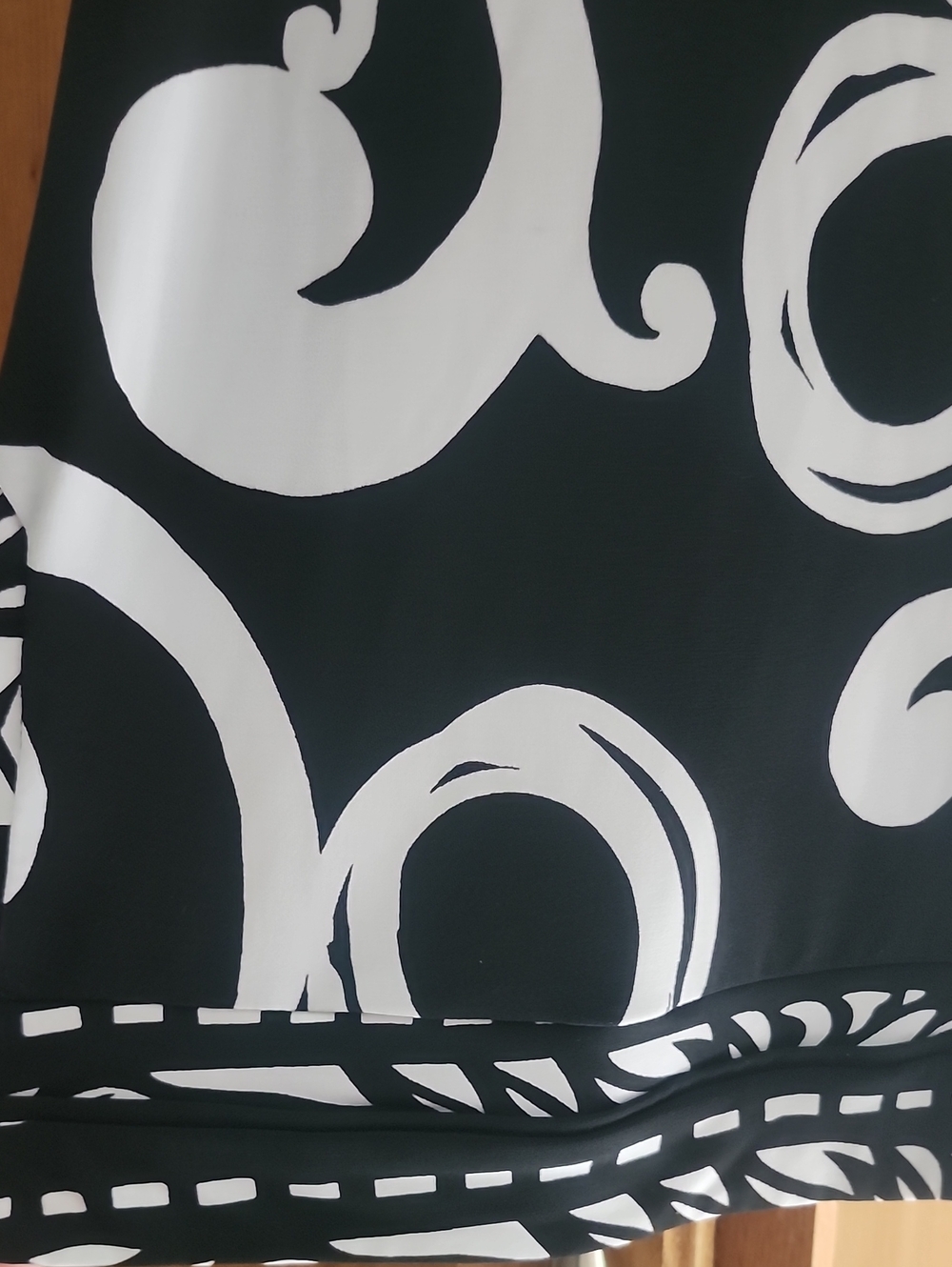 White House Black Market Black & White Swirl V-Neck Tunic Size Small - Picture 15 of 16